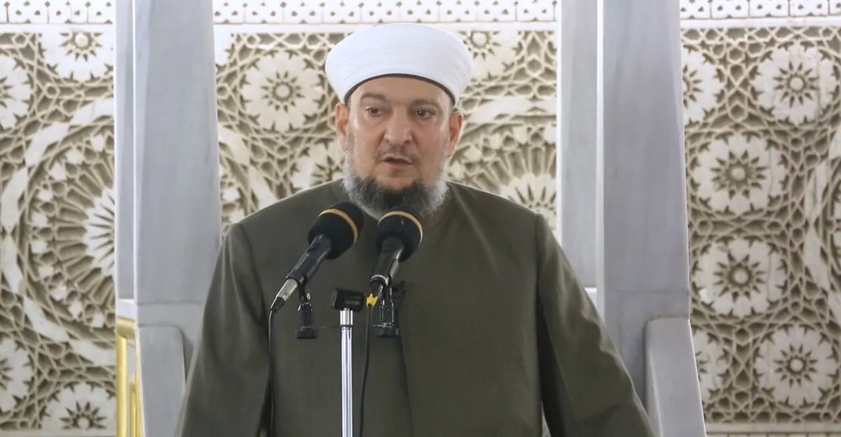 خطيب جامع أبي حنيفة في بغداد يحذر من "التقشف" و المساس برواتب الموظفين