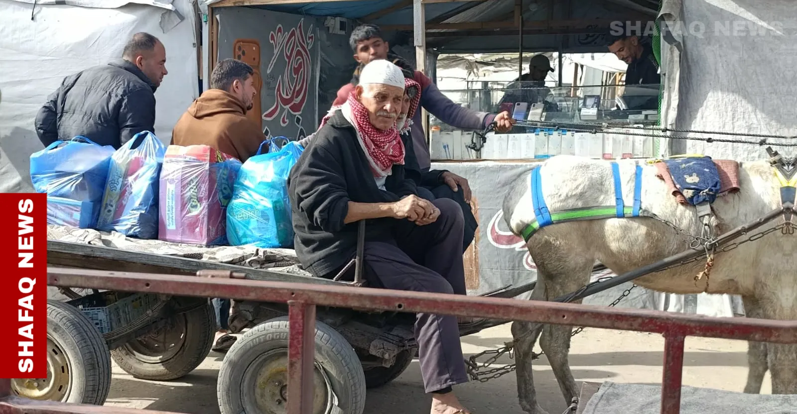 خاص.. وسائل نقل بدائية على طرقات مدمرة في غزة (صور)