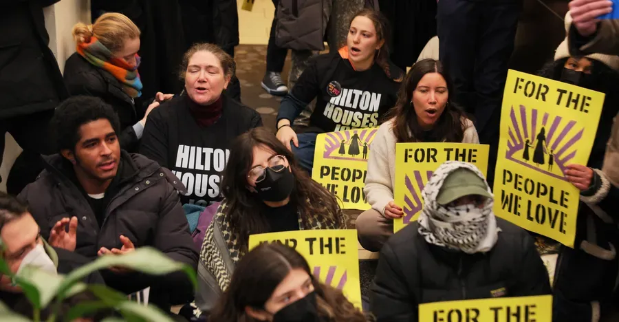 نيويورك.. فندق "هيلتون" يتسبب باعتقال العشرات من المتظاهرين