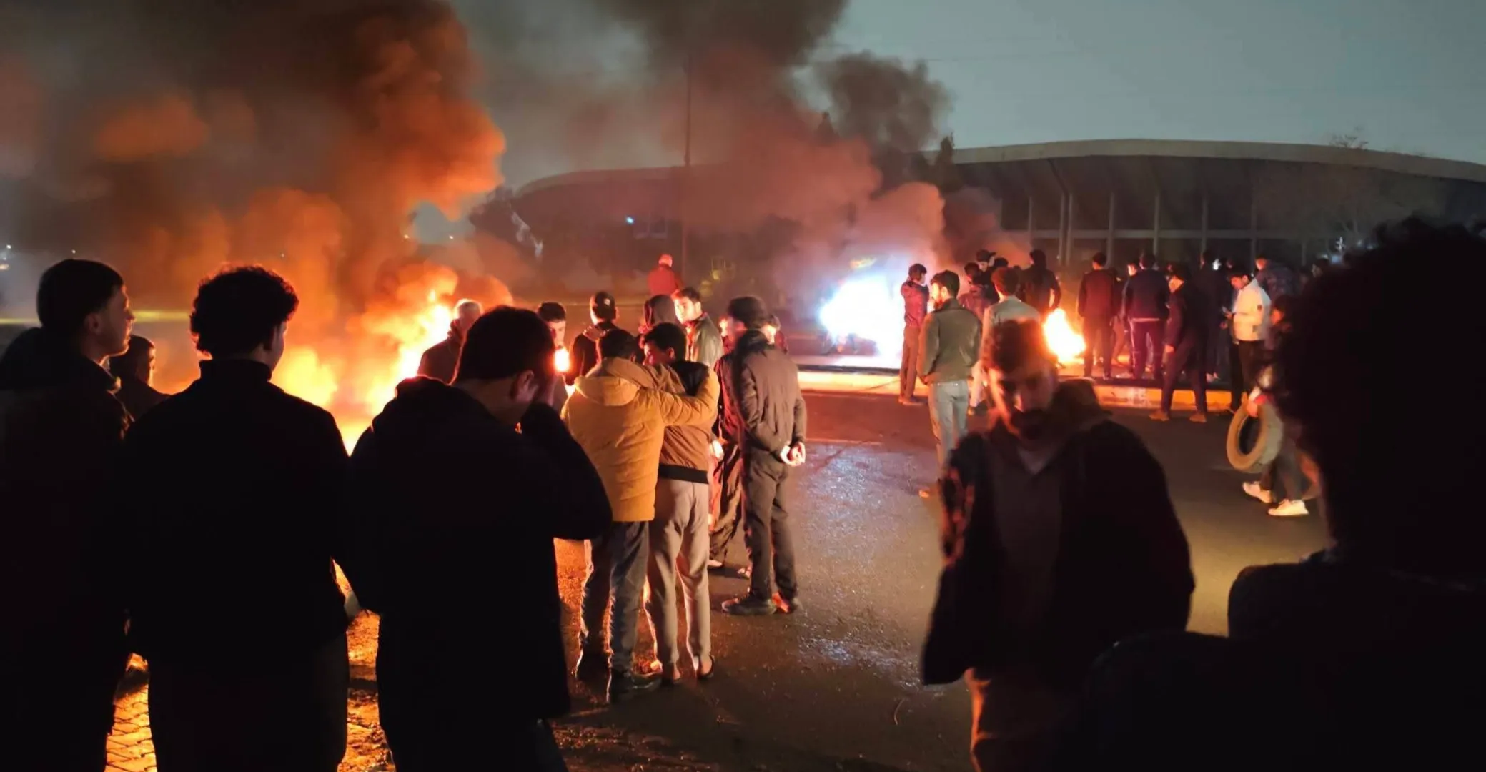 كركوك.. مواطنون يقطعون شارعاً رئيسياً احتجاجاً على انقطاع الكهرباء