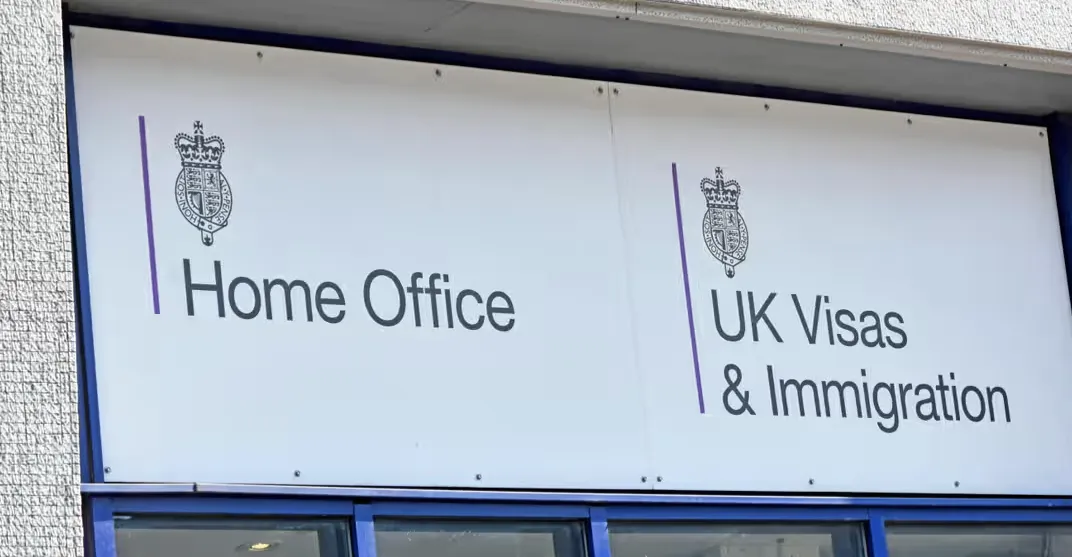 بريطانيا.. تزوير "تأشيرات عمالة ماهرة" لعشرات الآلاف من المهاجرين غير شرعيين