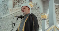 خطيب جامع أبي حنيفة ينتقد تأخير الرواتب "رغم غنى العراق"