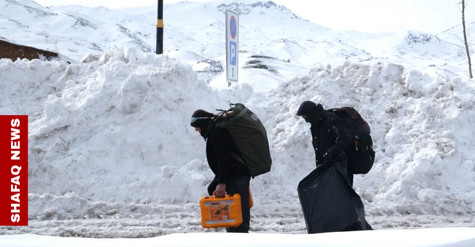 "الكولبر"… عندما يتحوّل الظهر إلى شاحنة على "طريق الموت"