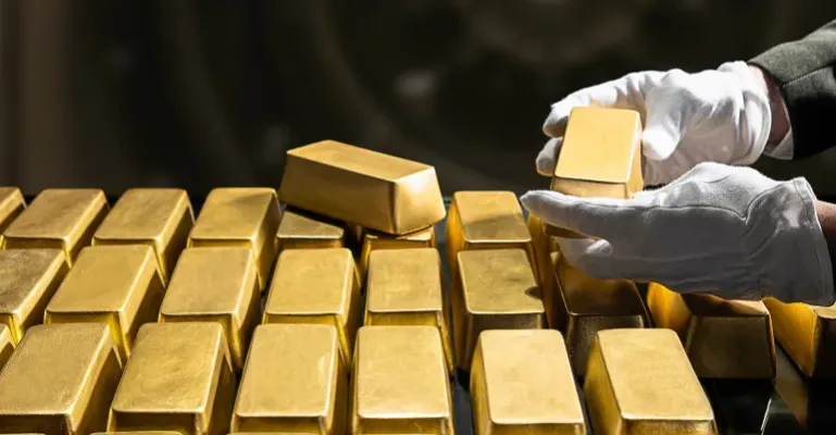 الذهب يقفز بأكثر من 2% ويسجل أفضل أداء له منذ 15 عاماً