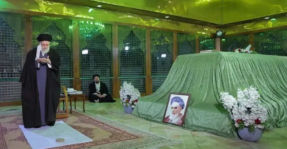 عند قبر الخميني.. أول ظهور علني لخامنئي منذ أسابيع (فيديو)