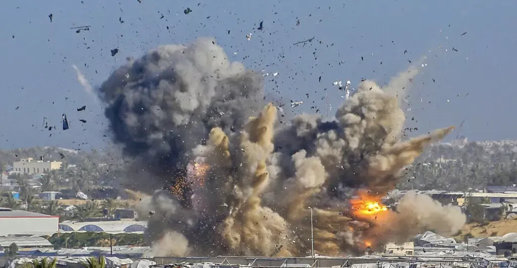 غارات إسرائيلية تقتل 23 شخصاً في غزة وجنوب لبنان