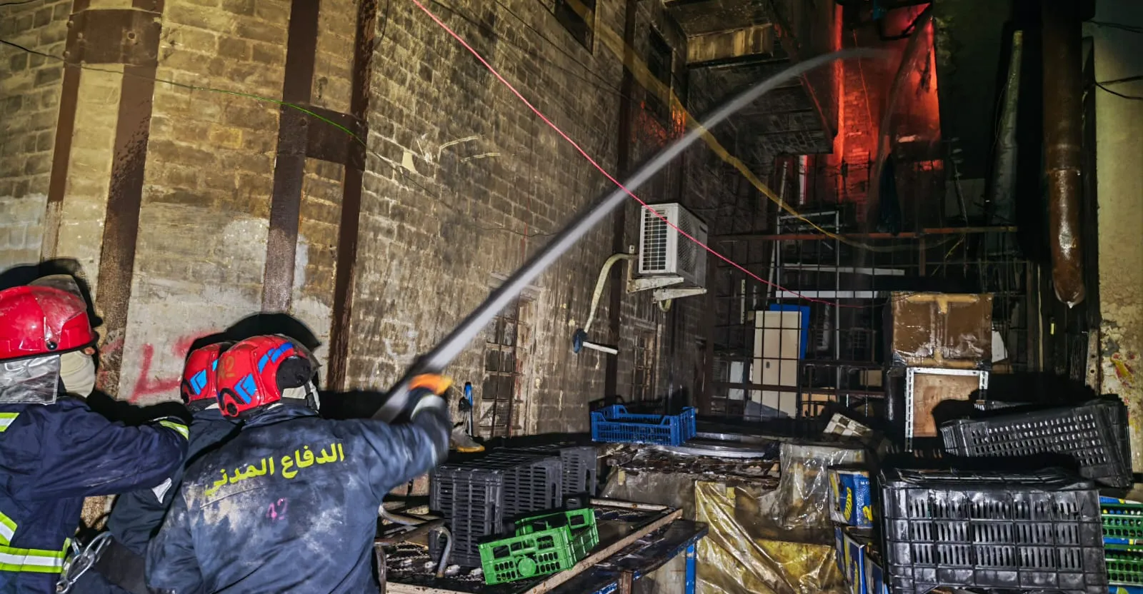 فرق الدفاع المدني تكافح حريقاً كبيراً في شارع الرشيد وتنقذ 5 عالقين (صور)