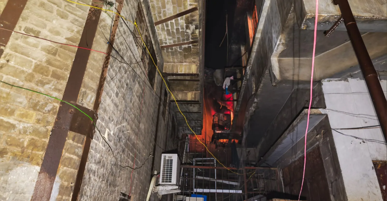 فرق الدفاع المدني تكافح حريقاً كبيراً في شارع الرشيد وتنقذ 5 عالقين (صور)