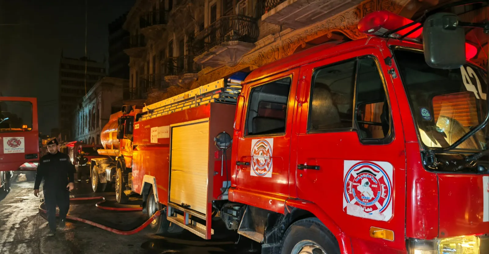 فرق الدفاع المدني تكافح حريقاً كبيراً في شارع الرشيد وتنقذ 5 عالقين (صور)