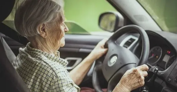 أسلوب القيادة مؤشر خفي على ضعف الإدراك لدى كبار السن