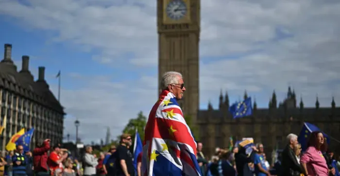 "التلغراف": 2.4 مليون بريطاني يقدمون طلبات إعانة بحلول 2030