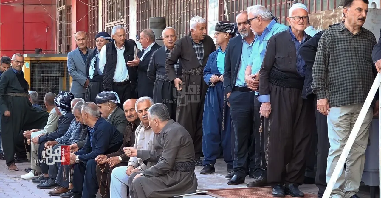 المتقاعدون العراقيون ممتعضون من تأخير رواتبهم ويطالبون بمساءلة مسؤولين مصرفيين