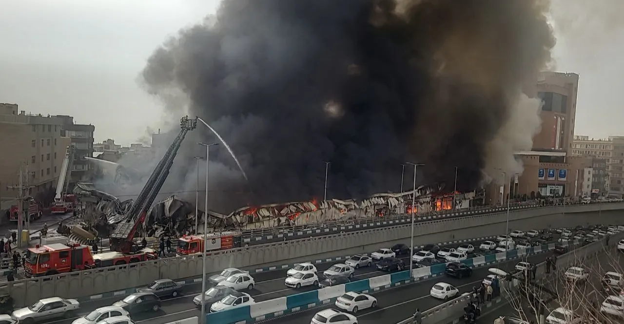 حريق يلتهم سوق "جنت آباد" في طهران بشكل كامل.. فيديو