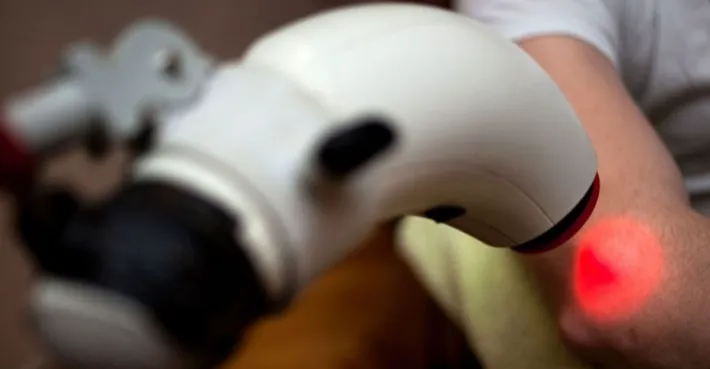 العلاج بالضوء الأحمر يقي من الالتهابات الدماغية لدى اللاعبين