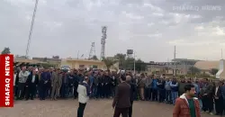 موظفو معمل ورق البصرة يواصلون احتجاجاتهم ضد "الاستقطاعات الجائرة"