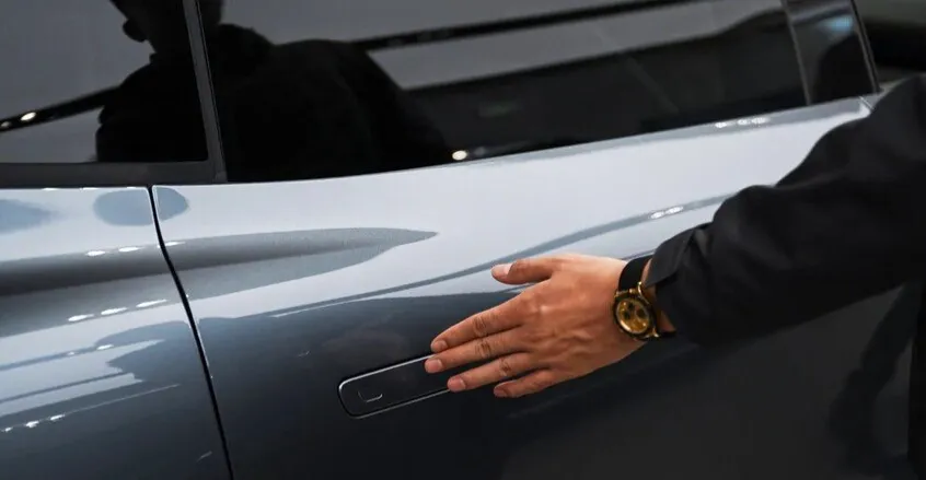 الصين تحظر مقابض الأبواب المخفية في السيارات اعتباراً من 2027