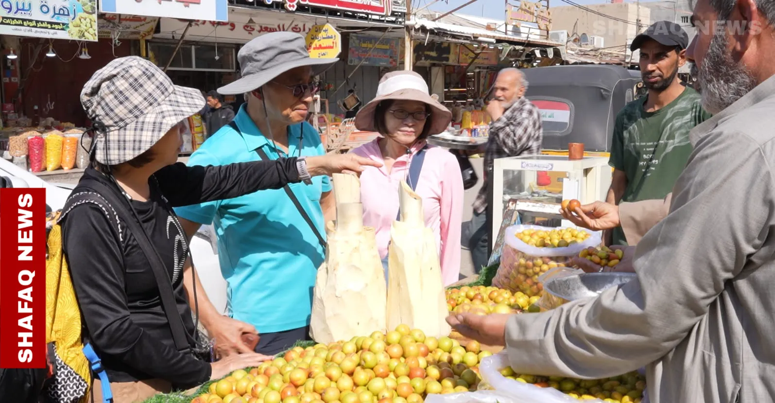 مهنة قاومت الزمن.. سوق العشار يحتفظ بذاكرة النكهة البصرية ببيع "النبق" (صور)