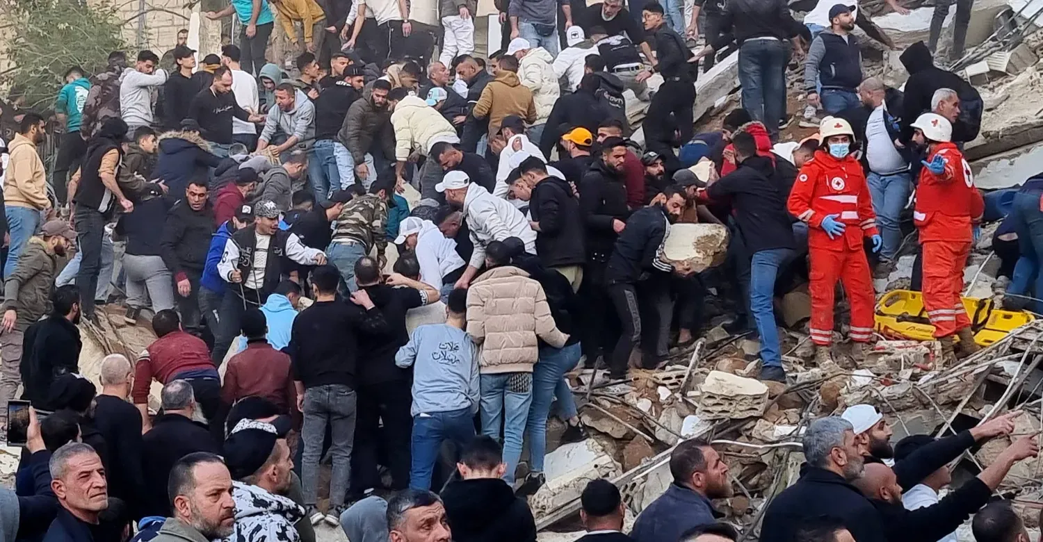 بينهم طفل وامرأة.. مصرع 5 أشخاص بانهيار مبنى في لبنان