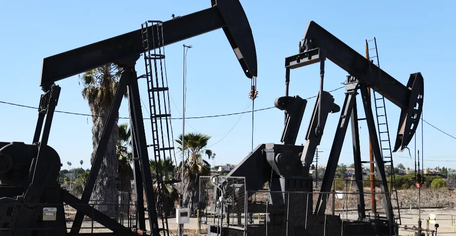 انخفاض أسعار النفط مع تعهد واشنطن وطهران بمواصلة المحادثات