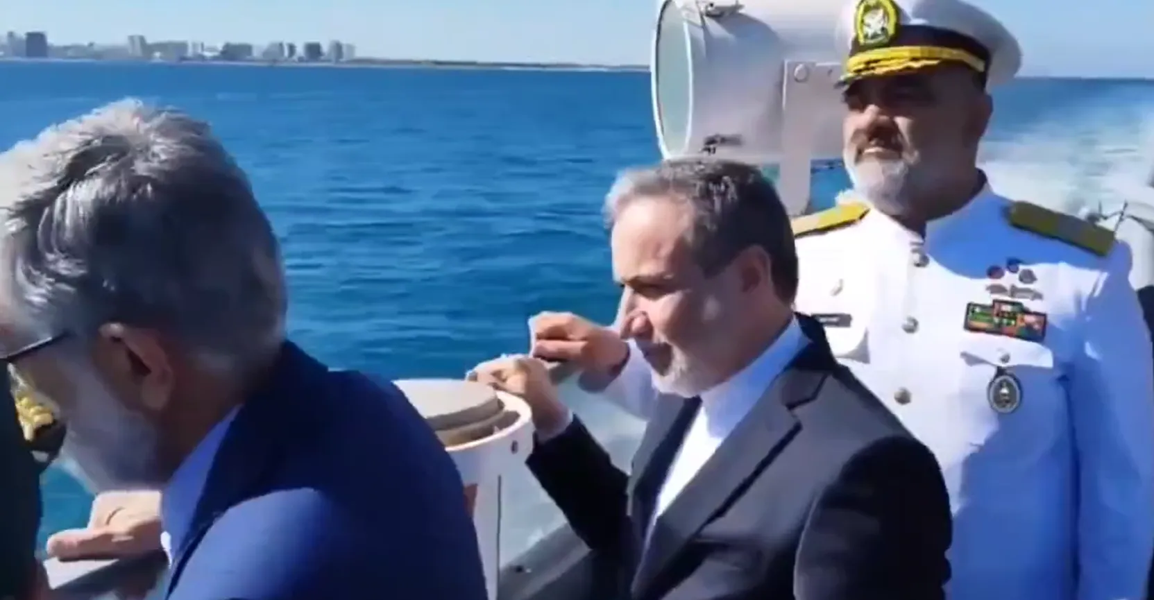 عراقجي يعتلي بارجة حربية رداً على استعراض حاملة الطائرات الأميركية (فيديو)