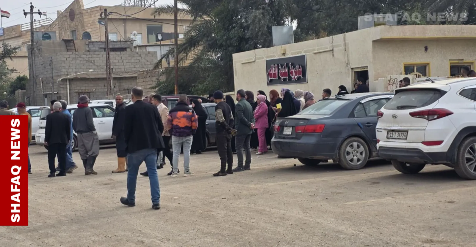 تظاهرات وإضراب في محافظتين بسبب تأخير واستقطاع الرواتب