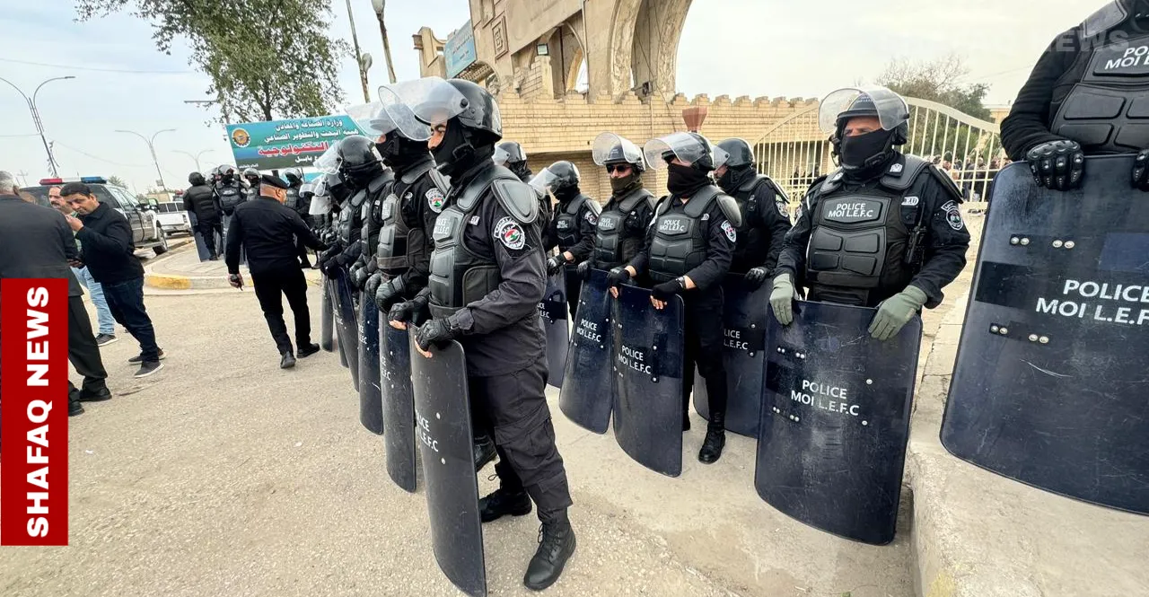 تظاهرات وإضراب في 3 محافظات بسبب تأخير واستقطاع الرواتب