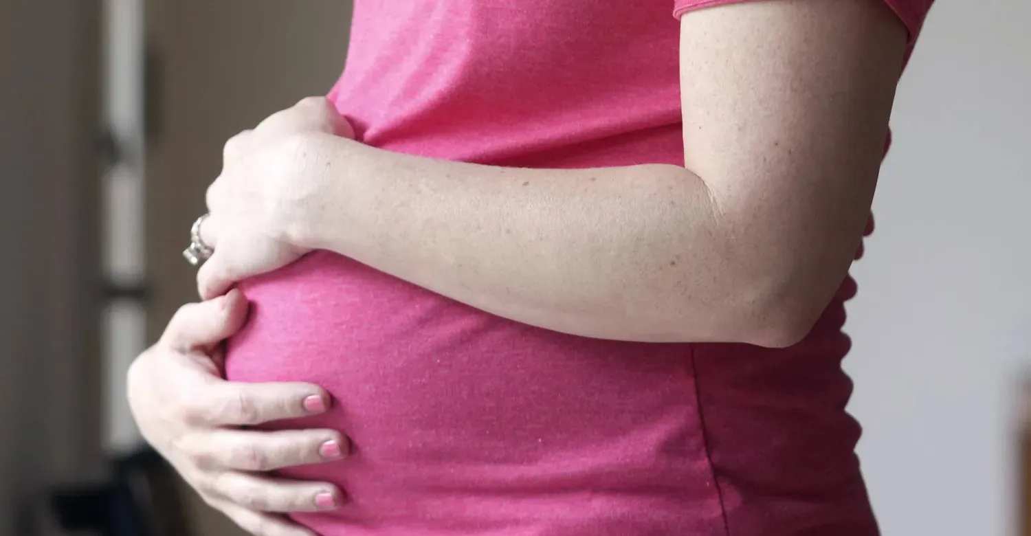 اكتئاب ما حول الولادة قد يؤثر على نمو الدماغ ويزيد سمات التوحد للأطفال