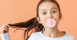 دراسة طبية تفند أسطورة بقاء العلكة في المعدة لسنوات