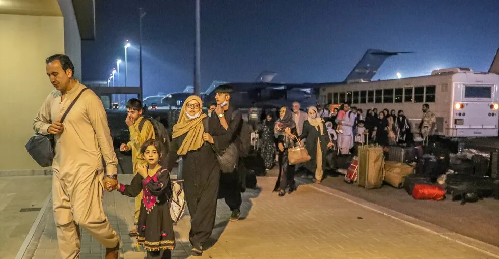 واشنطن تبدأ بدفع تعويضات للأفغان العالقين في قطر مقابل عودتهم