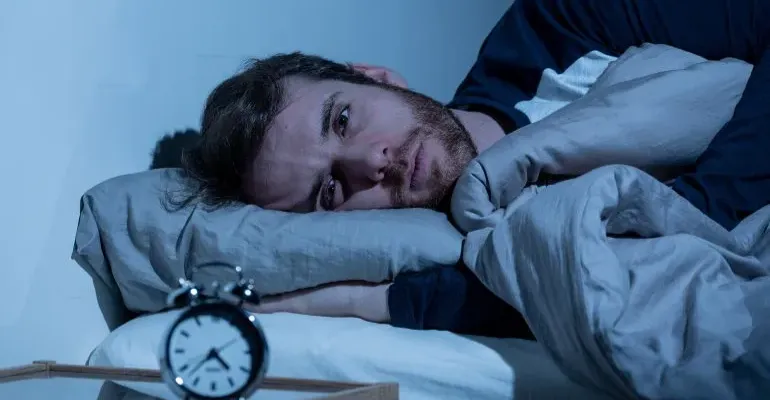 أكثر من المتوقع".. قلة النوم تخفض هرمون الذكورة لدى الرجال
