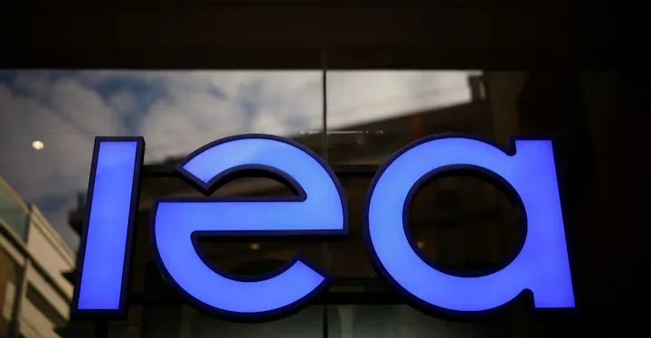 الطاقة الدولية تخفض توقعات الطلب العالمي على النفط إلى 850 ألف برميل يومياً