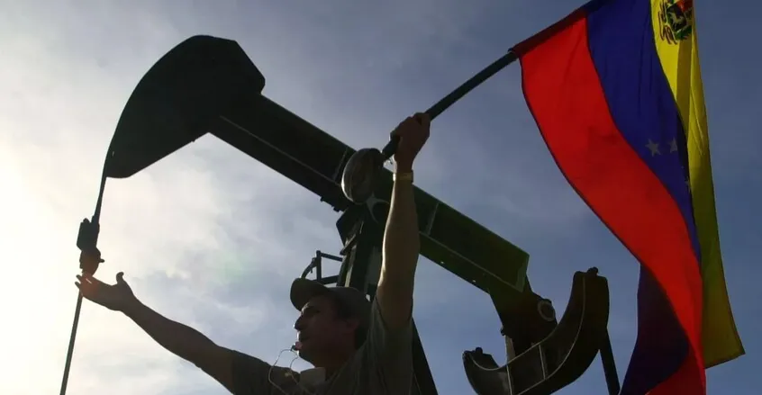 مبيعات مليارية من النفط الفنزويلي.. ترمب يصف العلاقة الجديدة بـ"الرائعة"