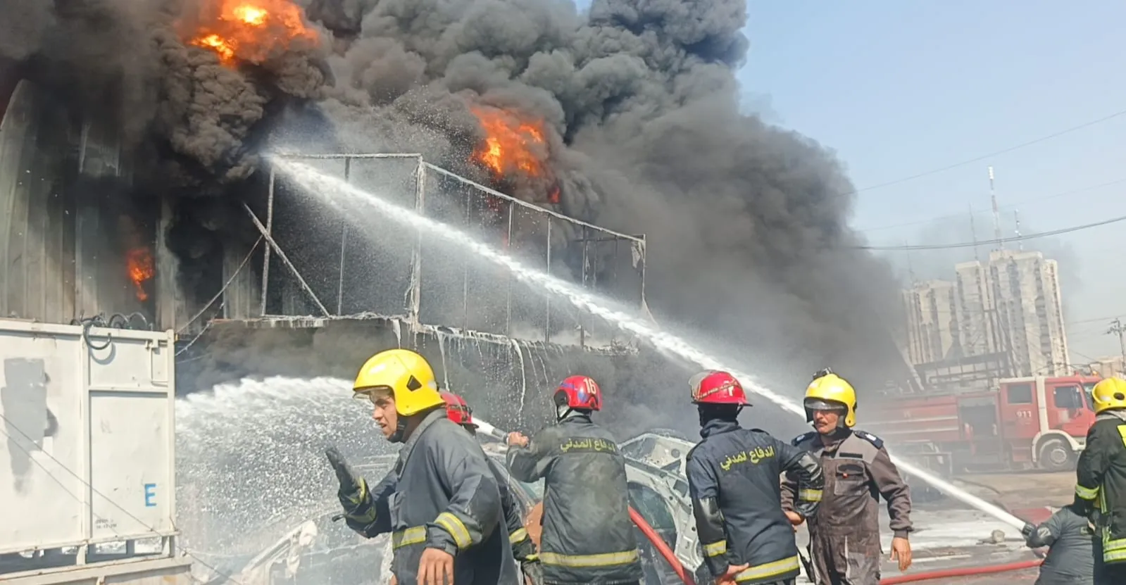 حريقان يلتهمان محالاً تجارية وفندقاً في بغداد وكربلاء