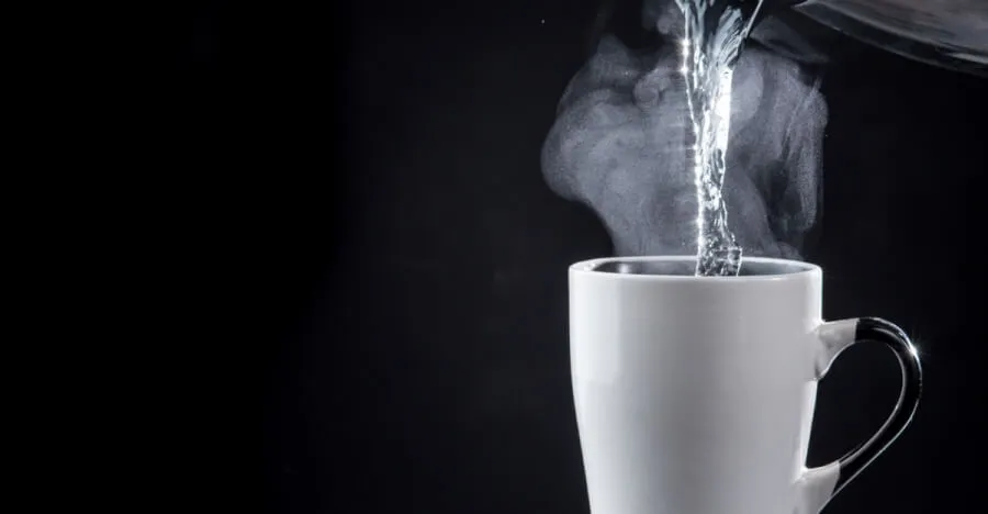 هل يحسن الماء الساخن البشرة ويزيل السموم؟