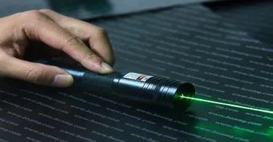 ضوء "ليزر" بيد طفل يشعل شجاراً مسلحاً مع قوة أمنية جنوبي العراق