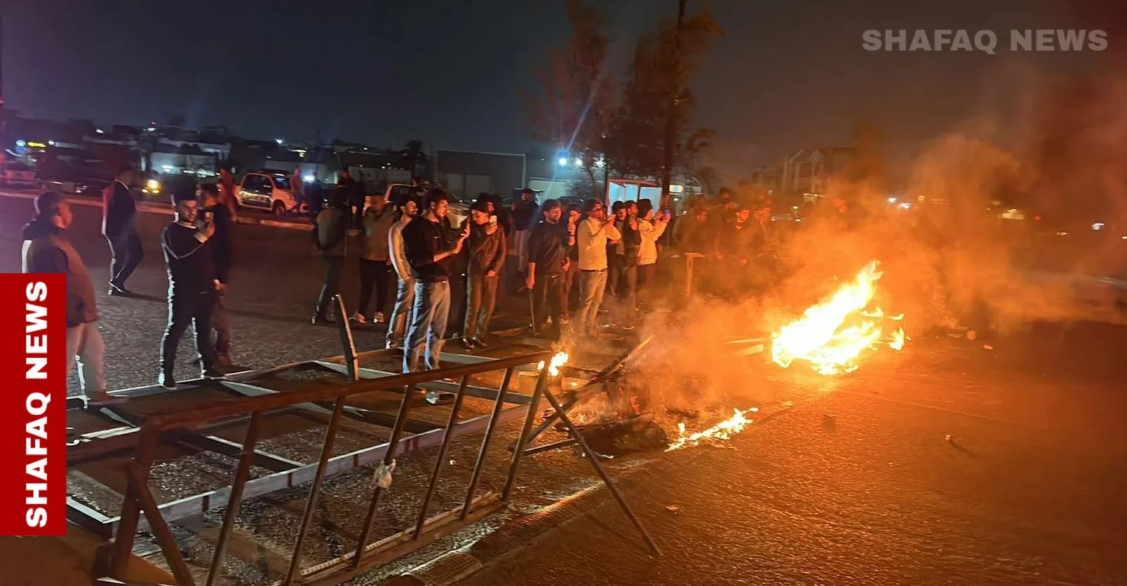 بائعو خضار يقطعون طريق كركوك–أربيل احتجاجاً على إزالتهم من الأرصفة