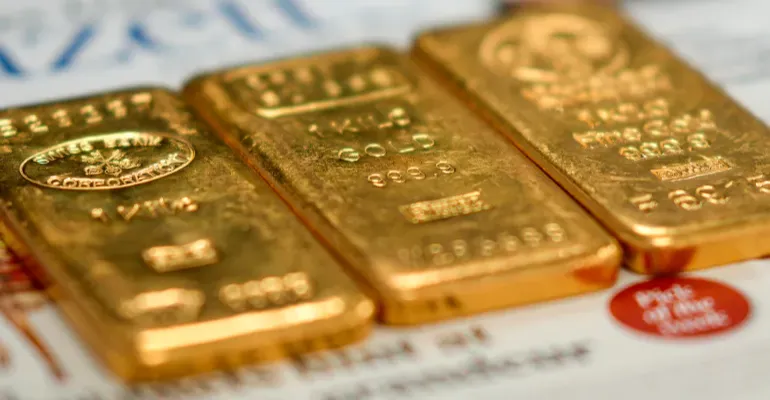 Gold pulls back toward $5K following rate cut speculation