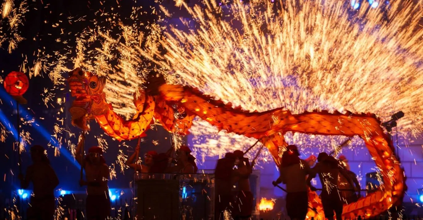 وڵات چین.. کوشیان 12 کەس وە تەقیان دوکانیگ ئاگربازی