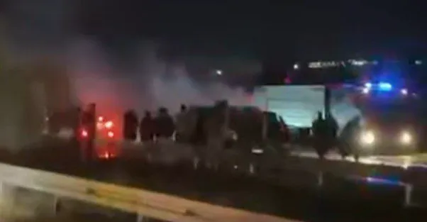 بظروف غامضة.. مصرع وإصابة شخصين باحتراق سيارة في السليمانية