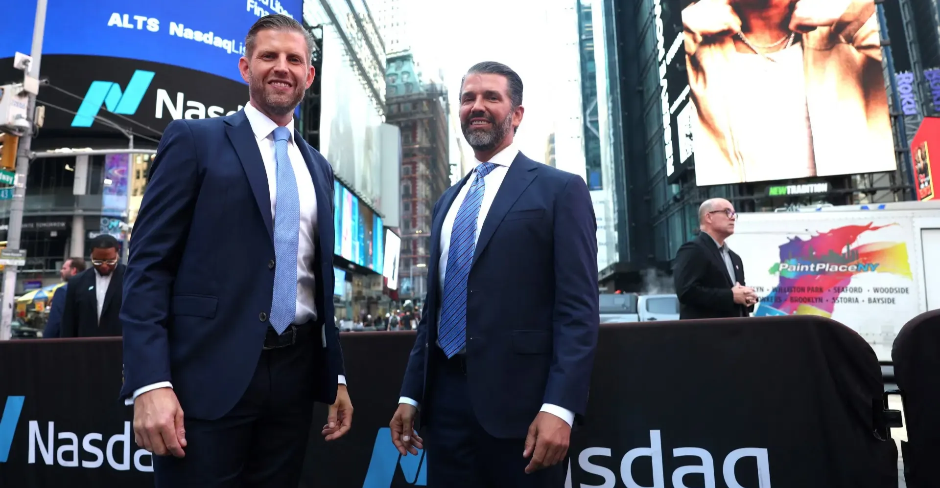 نجلا ترمب يدخلان عالم العملات الرقمية بإطلاق "USD1"