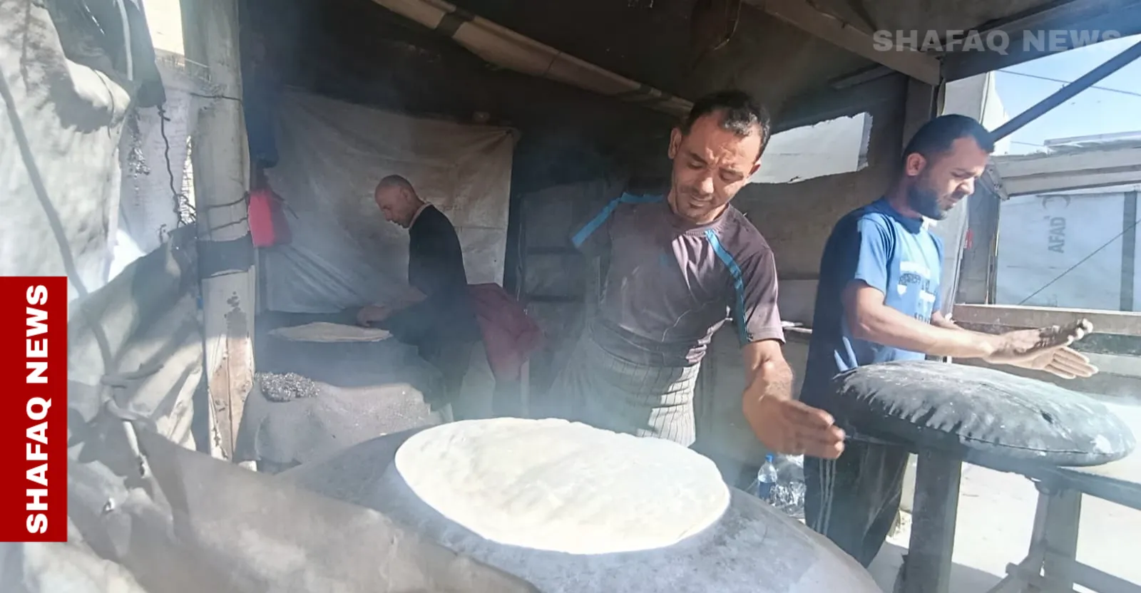 عائلة في غزة تعجن الخبز بأطراف مبتورة (صور)