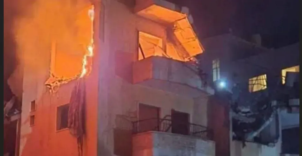 بينهم 4 قادة بحزب الله.. 38 قتيلاً وجريحاً بغارات إسرائيلية على لبنان