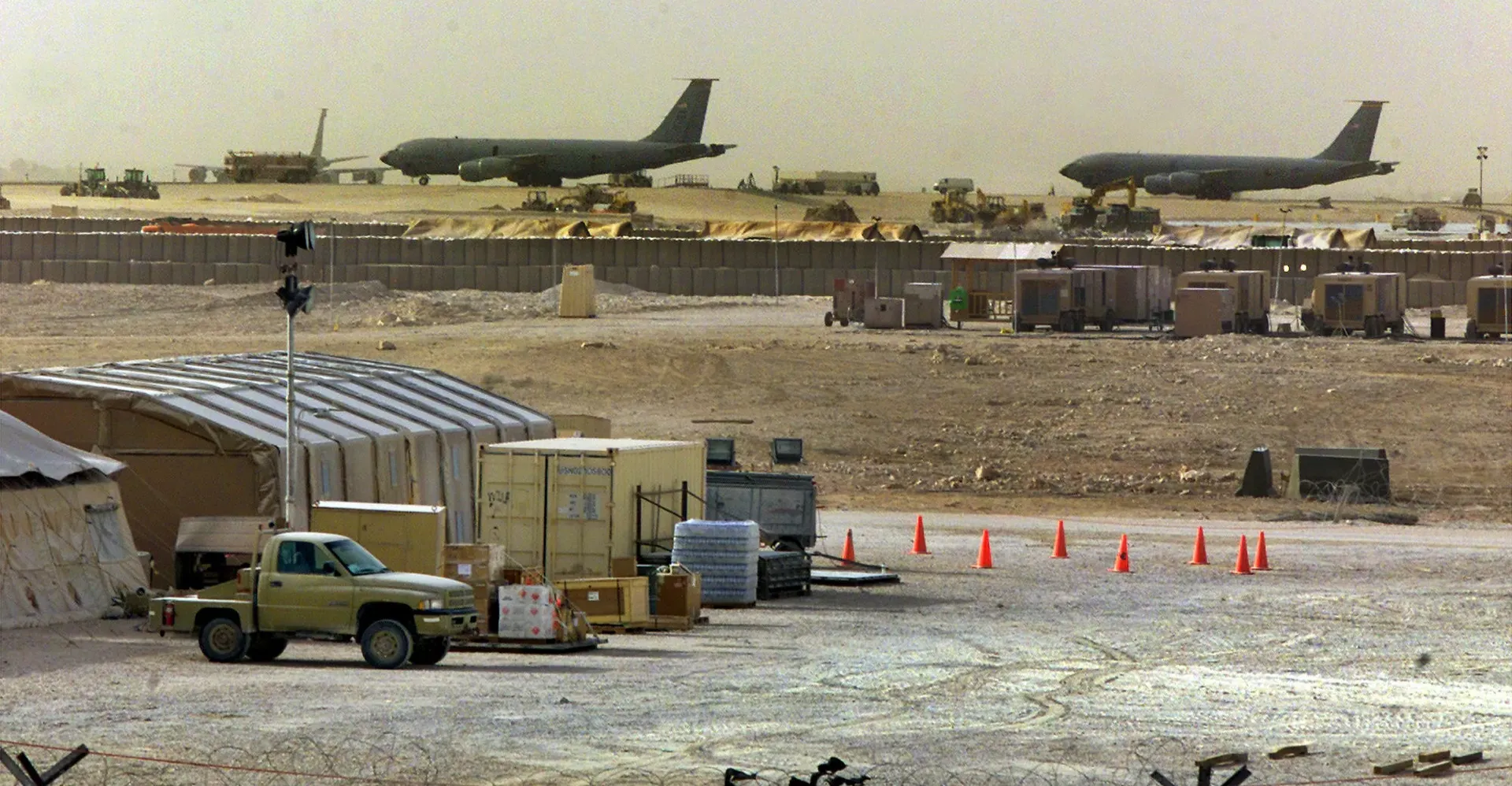 البنتاغون: إجلاء مئات الجنود من قواعد قطر والبحرين