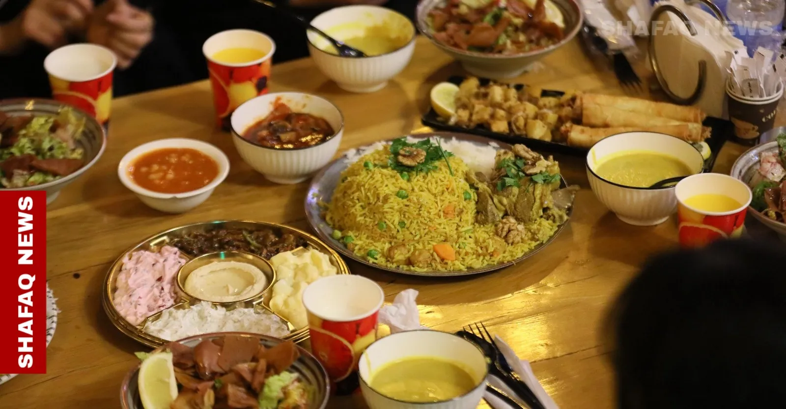 رمضان في أزقة بغداد.. تقليد تبادل الأطباق يتجدد بروح عصرية