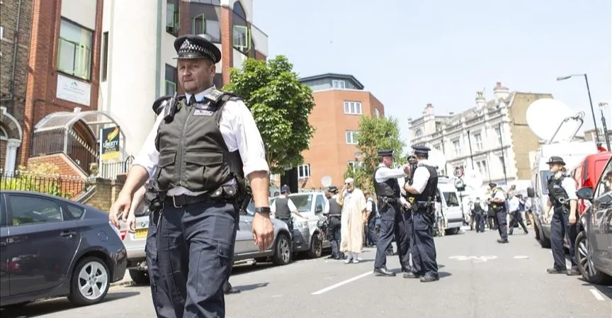بريطانيا.. مقتل وإصابة 3 أشخاص بحادثة طعن أمام مسجد