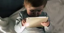 دراسة: الإفراط في الشاشات قبل سن الثانية يؤثر على نمو الدماغ والمراهقة