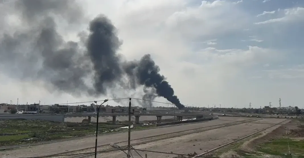حريق كبير يلتهم معملاً لإنتاج الإسفنج في كركوك.. فيديو