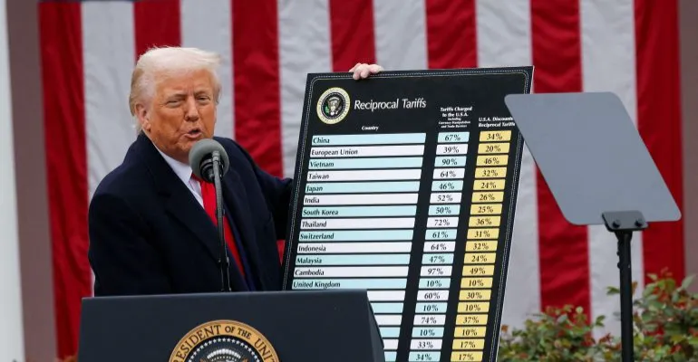 ترمب يجدد الهجوم على المحكمة العليا ويهدد برسوم جمركية "أقوى وأقسى"