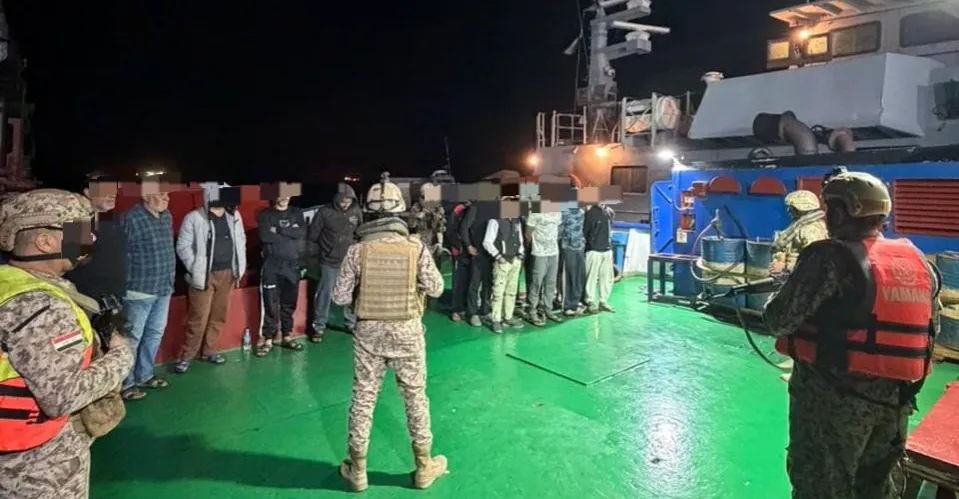 تقوم بعمليات تهريب.. القبض على ساحبة مع طاقمها في المياه الإقليمية العراقية