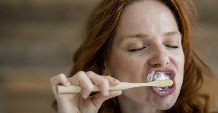 ما فوائد تنظيف الأسنان بعد كل وجبة؟